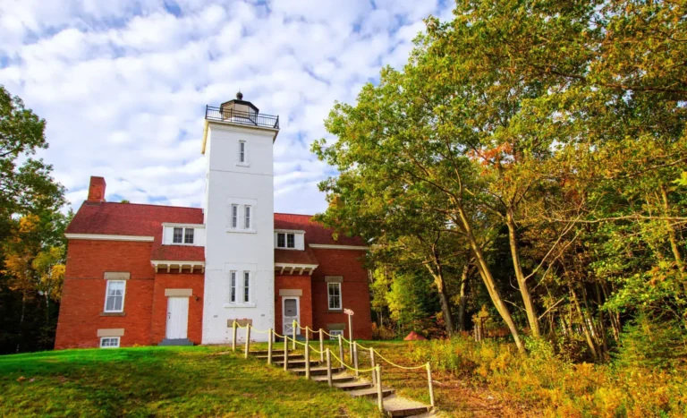 Forty-Mile-Point-Lighthouse-01
