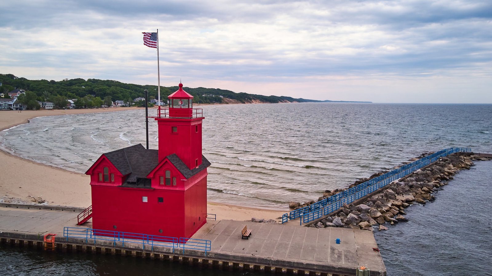 Read more about the article Holland Harbor Light (Big Red Lighthouse)