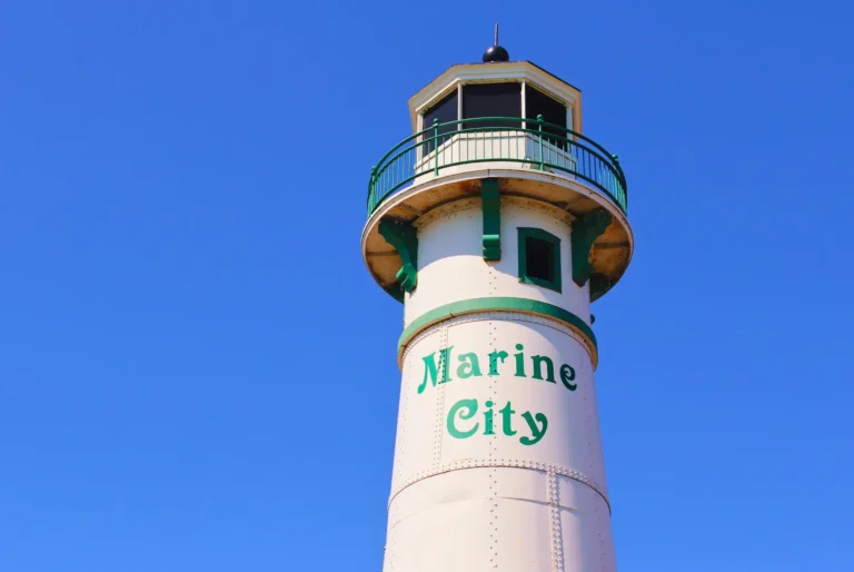 Peche-Island-Rear-Range-Light-01