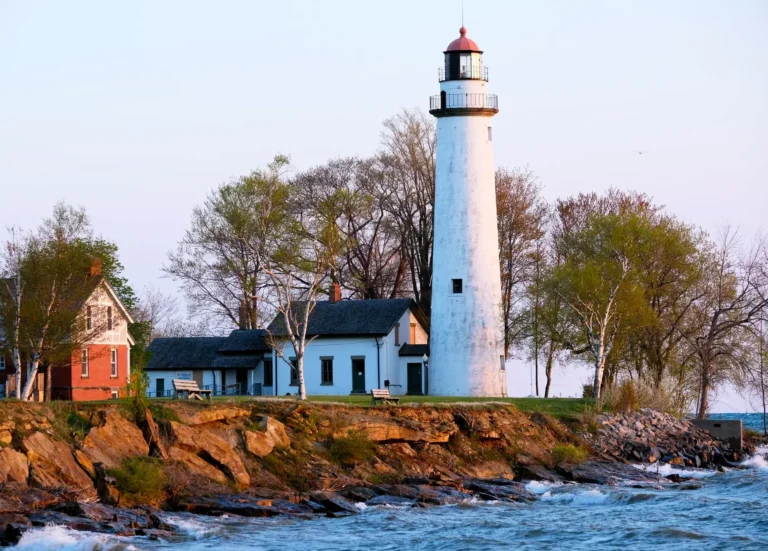 Pointe-aux-barques-lighthouse-01